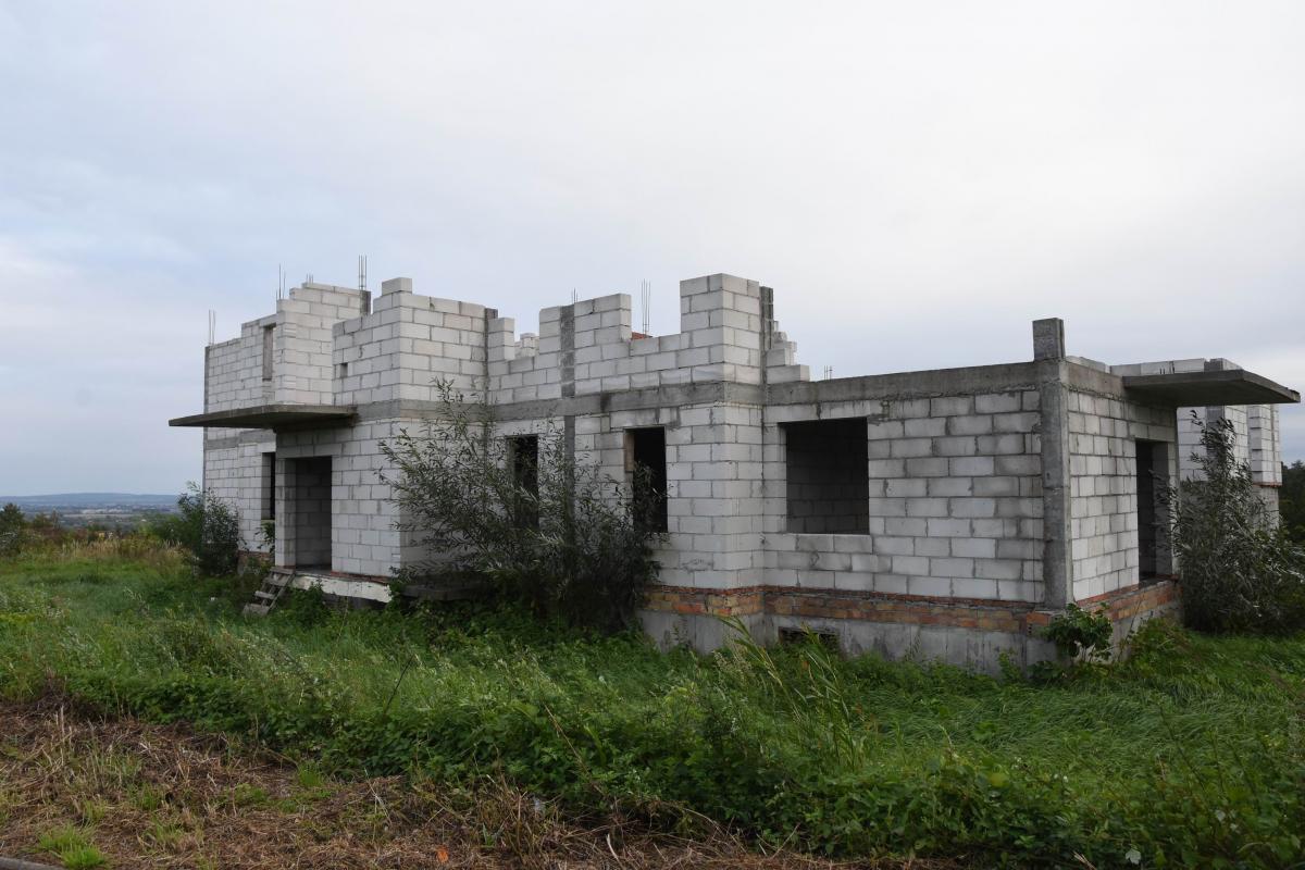 Kilkukrotnie mieszkańcy zgłaszali nam, że pustostany przy ul. Monte Cassino stanowią niebezpieczeństwo, zwłaszcza dla dzieci. W ich miejscu ma powstać nowe osiedle. <br/>fot.Paweł Bugira