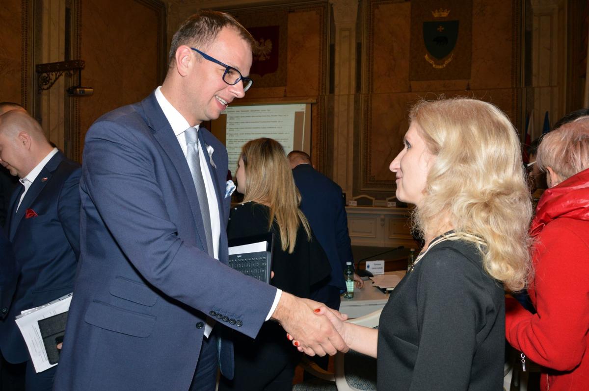 Nominację nowej skarbnik miasta Monice Czuryk podczas ostatniej sesji wręczył prezydent Przemyśla Wojciech Bakun.<br/>fot.UM Przemyśl