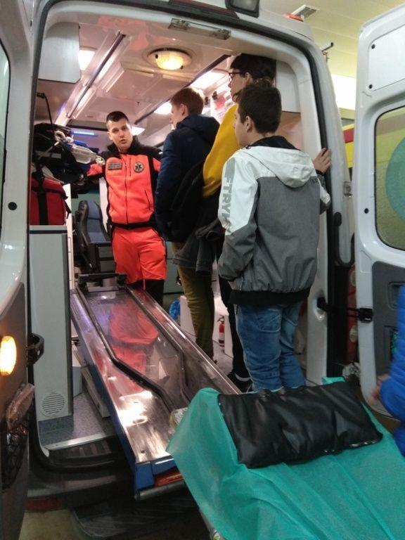 Gimnazjaliści poznali tajniki pracy sprzętu AED. Zdradzili je ratownicy z Wojewódzkiej Stacji Pogotowia Ratunkowego.
