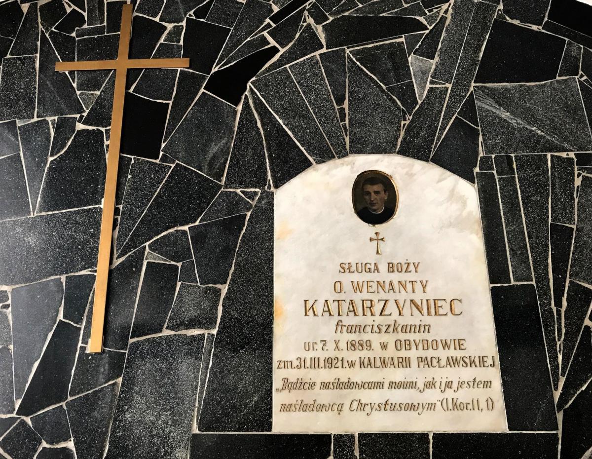 Od wiosny br. doczesne szczątki Sługi Bożego spoczywają w kalwaryjskiej świątyni, gdzie zostały przeniesione z grobu w podcieniach.<br/>fot.zbiory własne