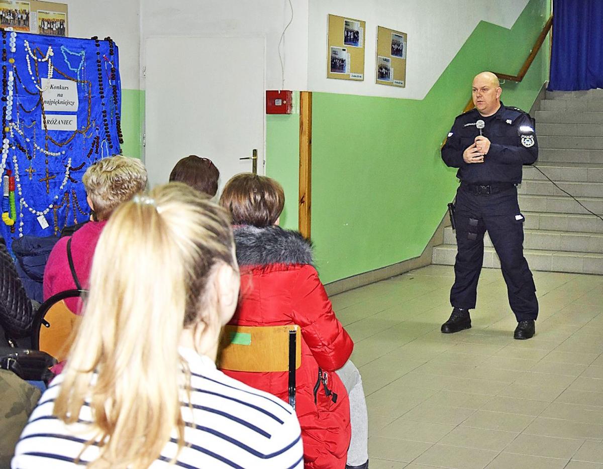 Podkom. Witold Bednarczyk na jednym ze spotkań z rodzicami.<br/>fot.GOPS Krzywcza