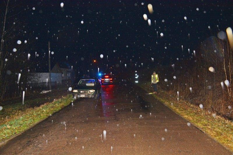 10-letnie weszło na jezdnię wprost pod nadjeżdżający samochód.<br/>fot.KMP Krosno