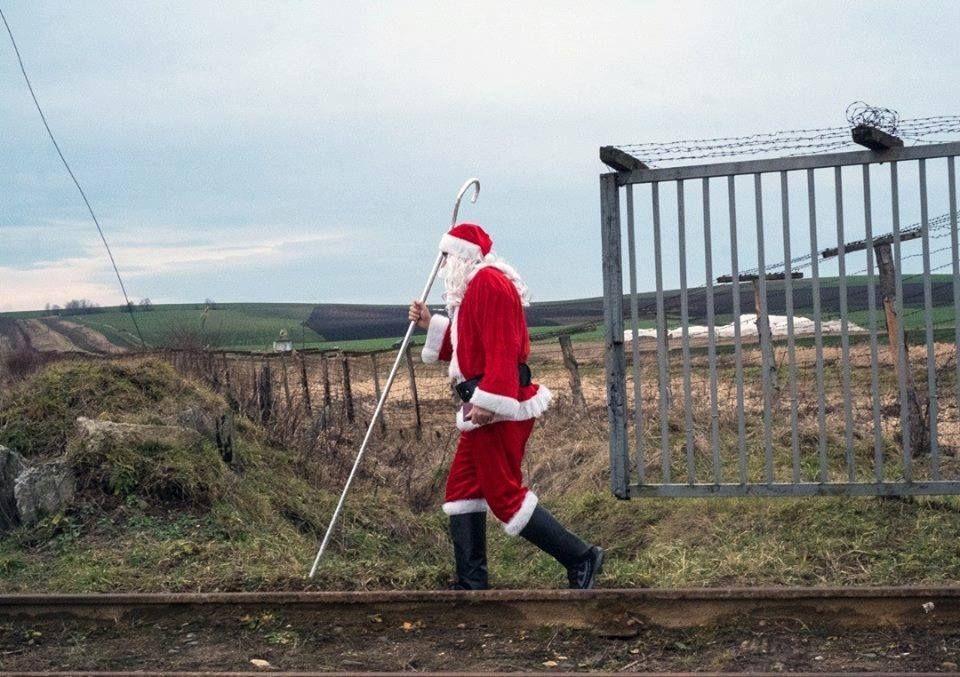 Stowarzyszeniowy Mikołaj podczas przekraczania bramy granicznej w Malhowicach/Niżankowicach. Stowarzyszenie Linia 102 dziękuje autorowi za udostępnienie fotografii.<br/>fot.Pavlo Bishko