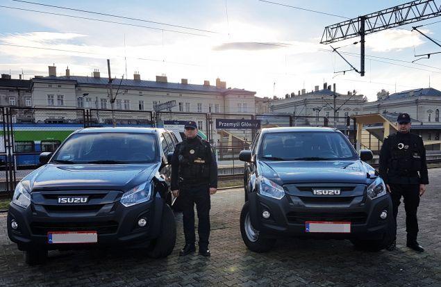 Funkcjonariusze Komendy Regionalnej SOK w Przemyślu otrzymali m.in. 2 nowoczesne pojazdy terenowe marki Isuzu D-Max.<br/>fot.zbiory własne