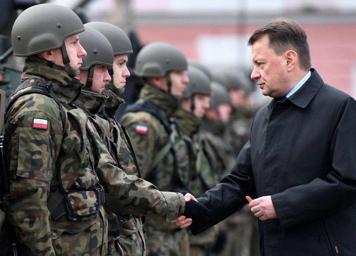 Mariusz Błaszczak, szef MON, wręczył żołnierzom kluczyki do moździerzy samobieżnych i artyleryjskich wozów dowodzenia. <br/>fot.zbiory własne