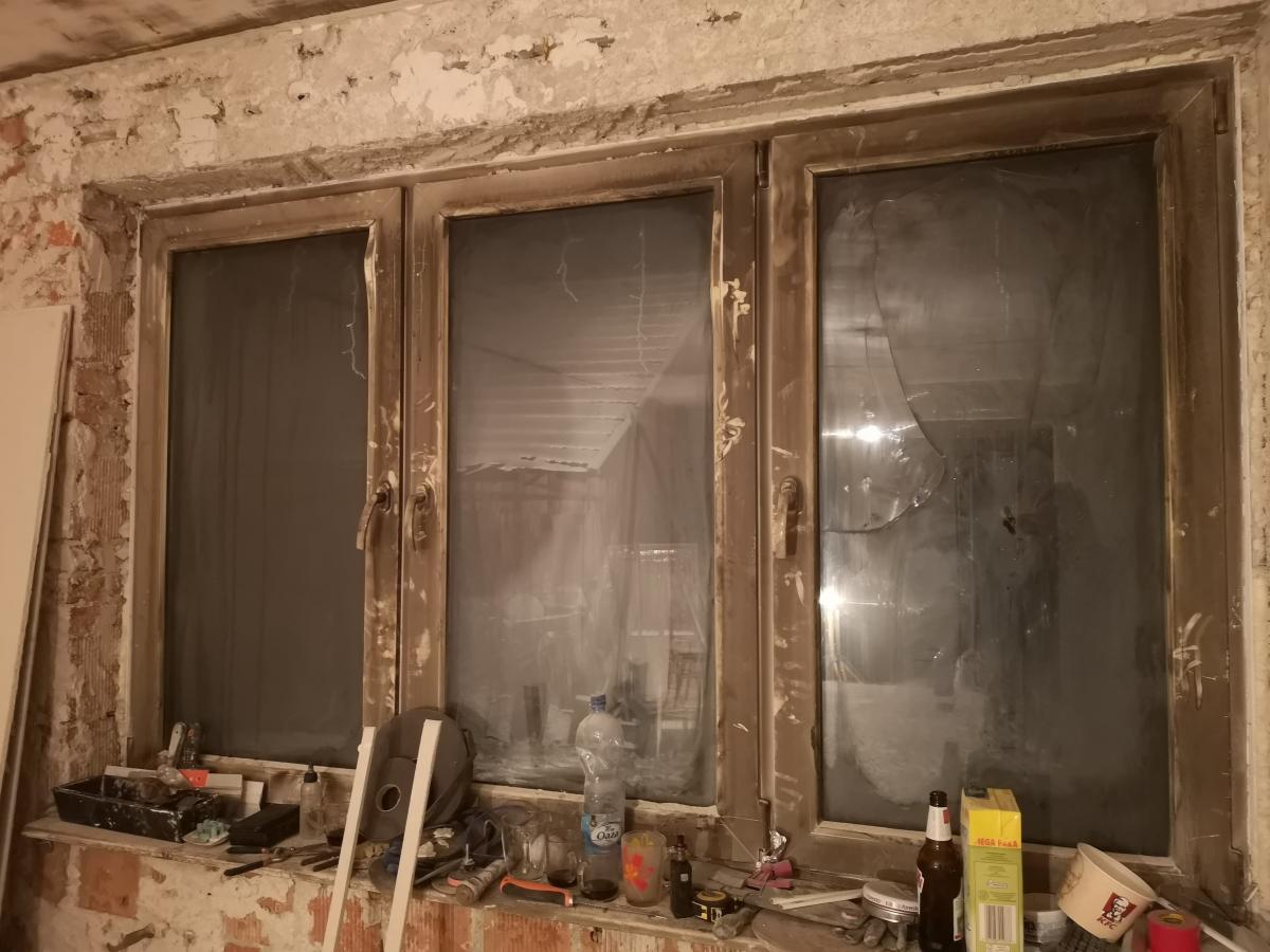 Ogień trawił salon na parterze budynku. Potem doszło do małego wybuchu. Wypadły szyby w trzech oknach, a pozostałe, na skutek bardzo wysokiej temperatury, popękały i zostały zdeformowane.<br/>fot.ze zbiorów własnych