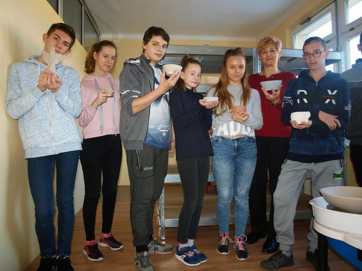 To pierwsza na Podkarpaciu pracownia ceramiczna w ośrodku dla dzieci głuchoniemych, a jedna z nielicznych w Polsce. Młodzież jest bardzo szczęśliwa.<br/>fot.Mariusz Godos