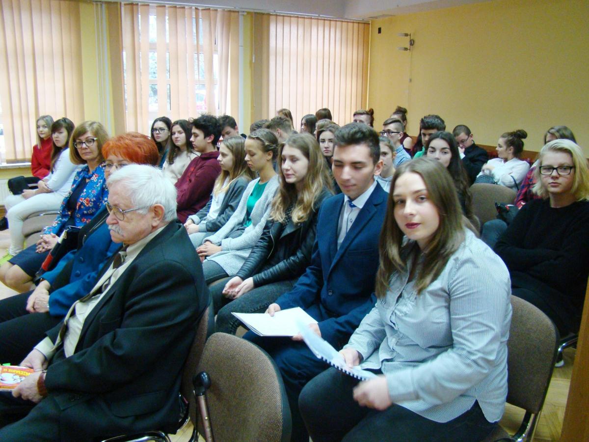Na ekspozycji zaprezentowane zostały prace plastyczne uczniów Zespołu Szkół Usługowo-Hotelarskich i Gastronomicznych w Przemyślu.<br/>fot.ze zbiorów własnych