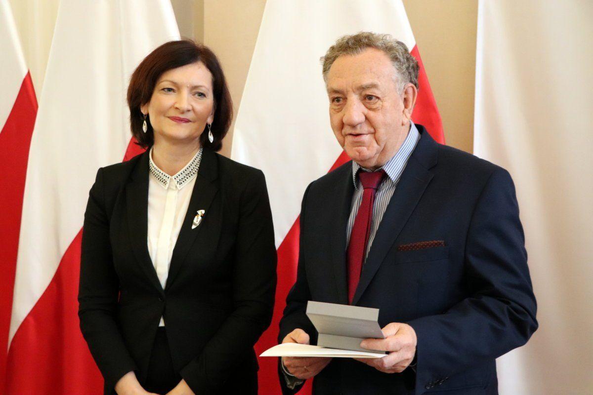 Wśród wyróżnionych medalem znalazł się pierwszy rektor PWSW w Przemyślu prof. Jan Draus.<br/>fot.PUW Rzeszów