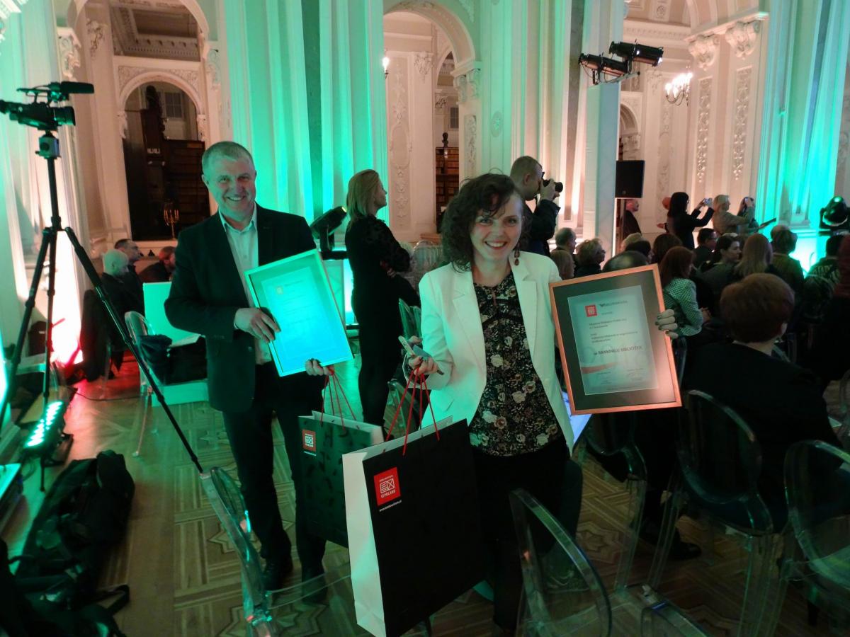 Nagrodę odebrali: dyrektor biblioteki w Cieszanowie Urszula Kopeć-Zaborniak i burmistrz Zdzisław Zadworny. <br/>fot.Paweł Zaborniak