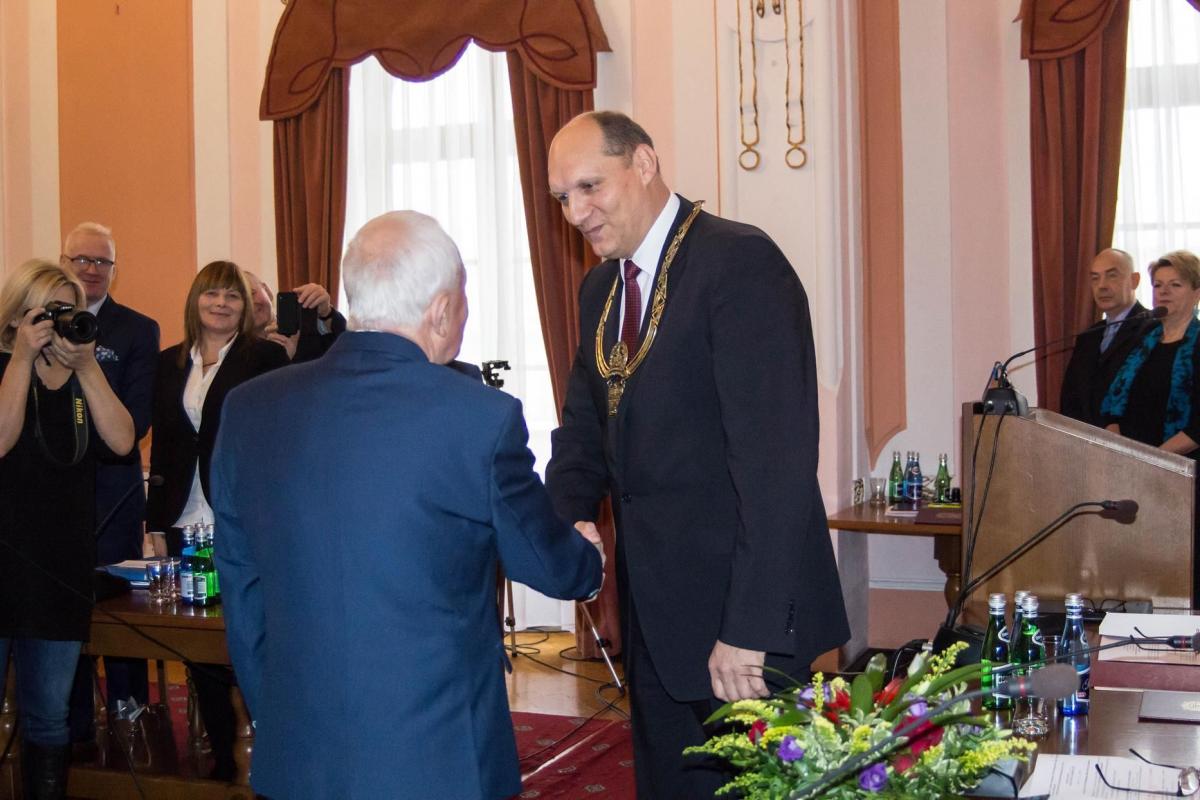 Symboliczne przekazanie władzy. Radny senior Antoni Lotycz z PiS przekazuje insygnia nowemu przewodniczącemu rady Szczepanowi Łące.<br/>fot.Bartłomiej Pacek