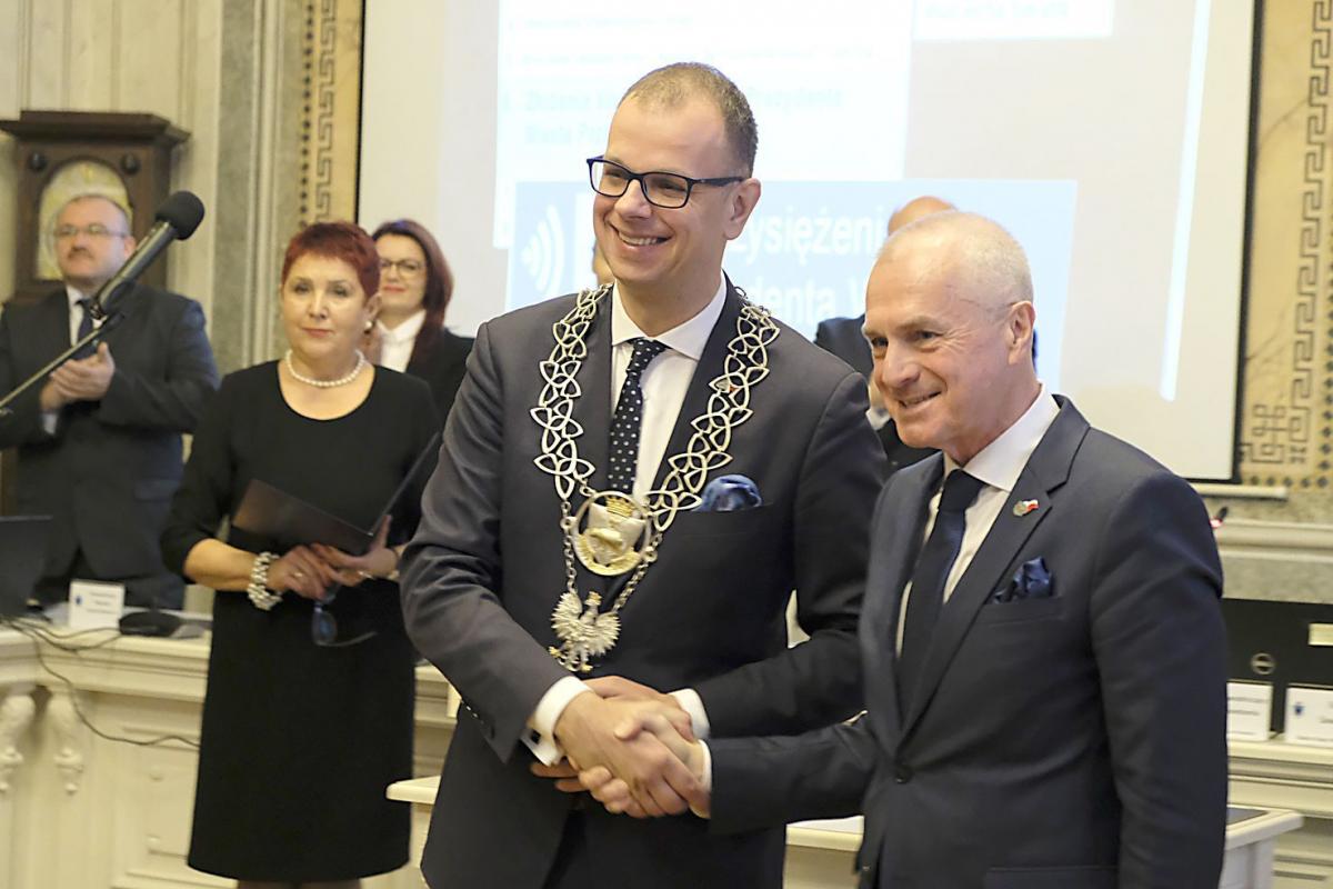 – Obaj jesteśmy debiutantami. Jeszcze w roli zdającego urząd nie byłem. Ty, Wojtku, w roli nowego włodarza miasta także. Życzę, aby ten łańcuch prezydencki nigdy Ci nie ciążył – powiedział ustępujący prezydent Robert Choma (z prawej) do prezydenta-elekta Wojciecha Bakuna. <br/>fot.Jacek Szwic