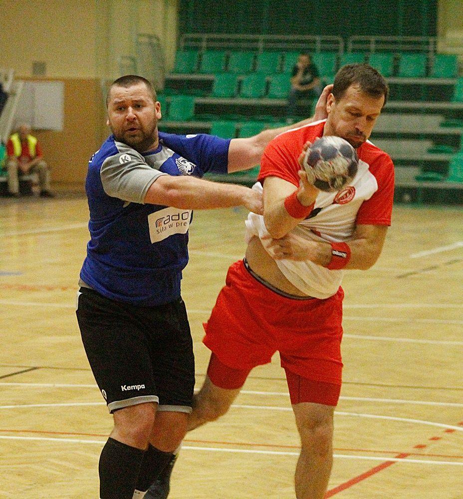 Michał Kubisztal (z prawej) znakomicie dyrygował partnerami w meczu z KPR Legionowo.<br/>fot.Kamil Krukiewicz