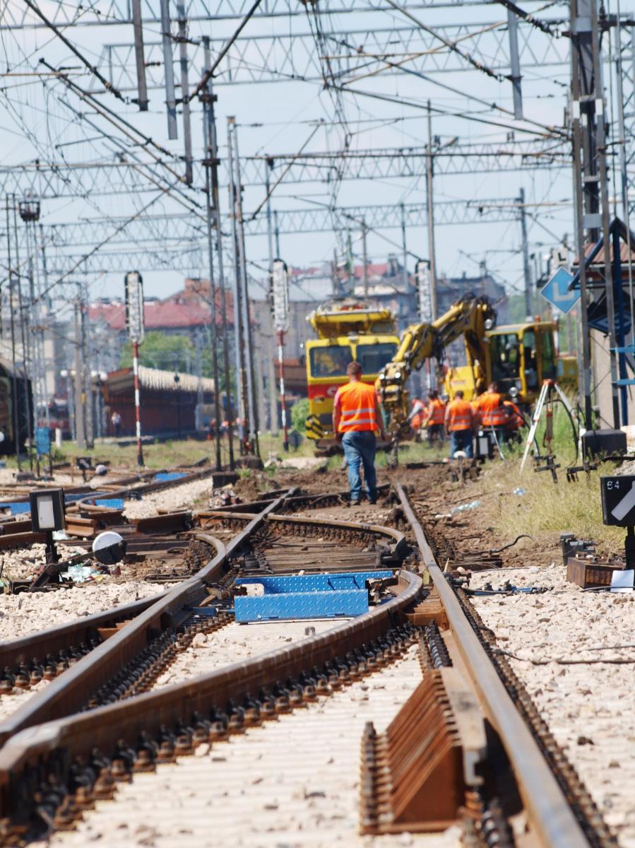 Pociąg jadący z prędkością 100 km/h potrzebuje co najmniej 700 metrów, by się zatrzymać. Kiedy maszynista zauważy pojazd na torach, nie ma najmniejszych szans wyhamować.<br/>fot.Mariusz Godos