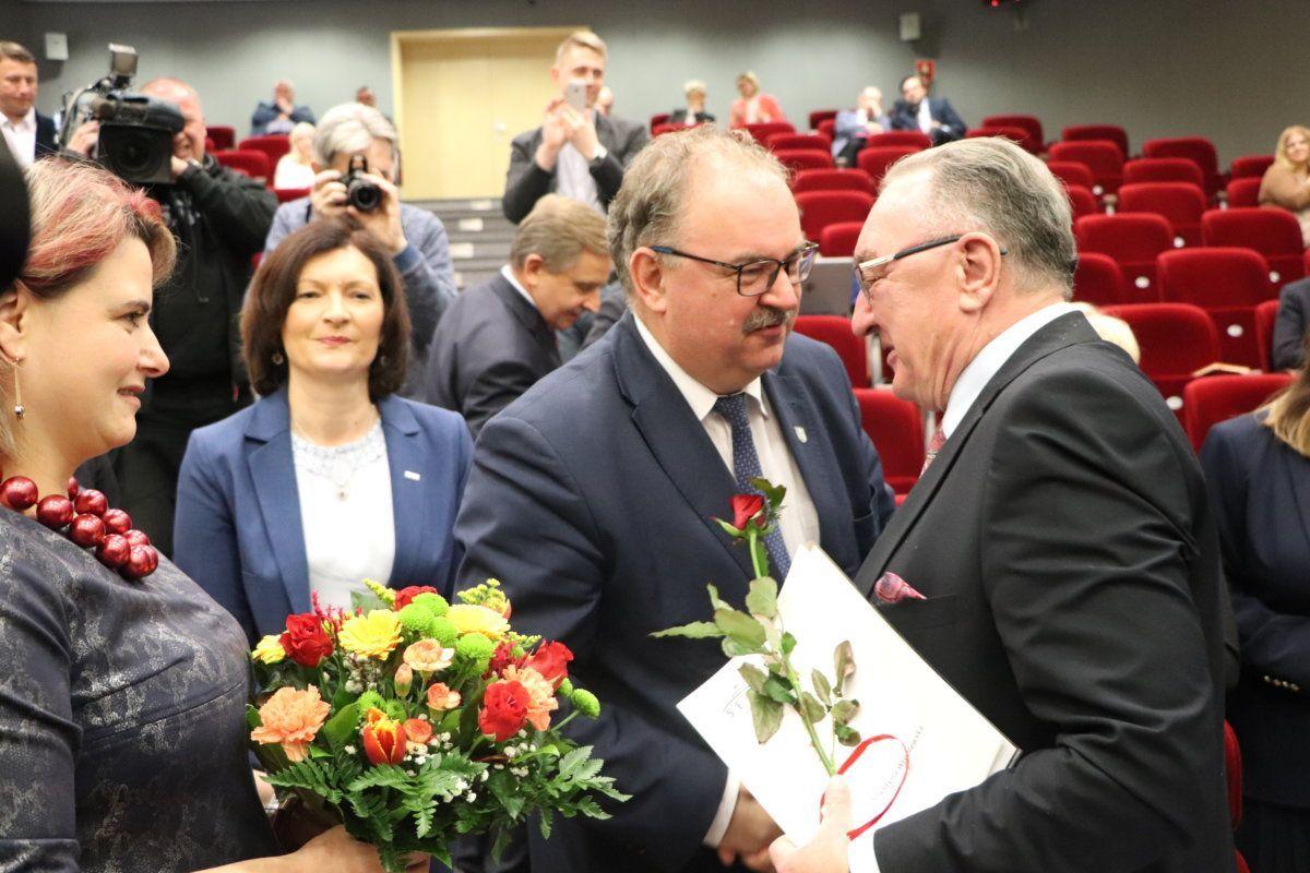 Przemyślanin, były wicewojewoda podkarpacki Piotr Pilch (drugi z prawej) został wicemarszałkiem województwa podkarpackiego.<br/>fot.Urząd Marszałkowski w Rzeszowie