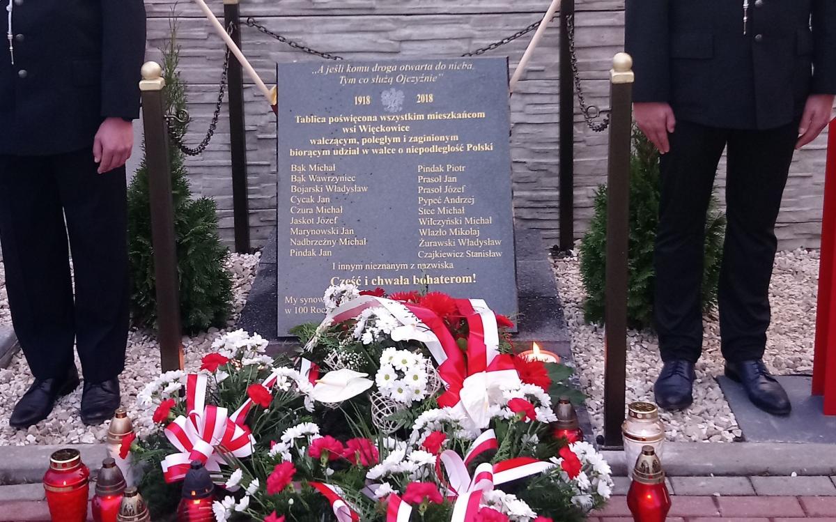 N tablicy odsłoniętej w Więckowicach widnieją nazwiska 17 osób.<br/>fot.UG Roźwienica