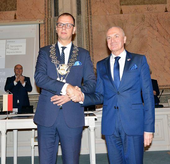 Ustępujący po 16 latach prezydent Przemyśla Robert Choma (z prawej) przekazał insygnia władzy nowemu włodarzowi miasta Wojciechowi Bakunowi (z lewej).<br/>fot.UM Przemyśl