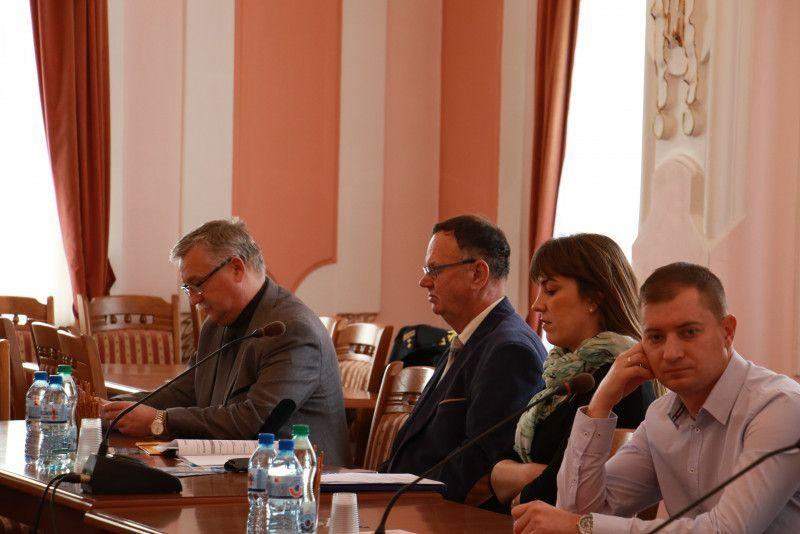 Na spotkaniu w magistracie obecni byli przedstawiciele jarosławskich służb i instytucji odpowiedzialnych za bezpieczeństwo, pomoc społeczną i infrastrukturę.<br/>fot.UM Jarosław