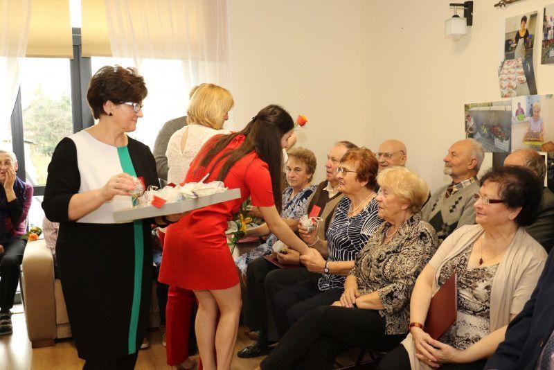Każdy z podopiecznych domu seniora otrzymał drobny upominek.<br/>fot.UM Jarosław
