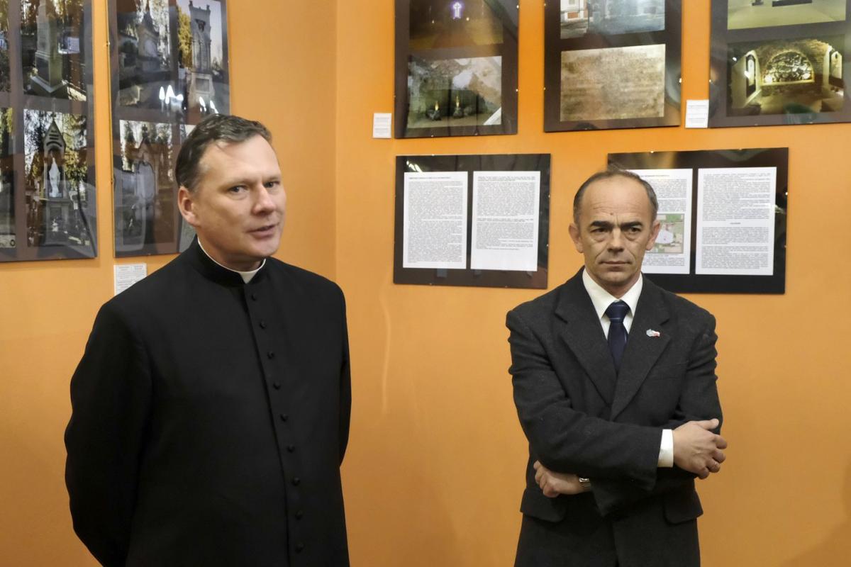 Ks. Marek Wojnarowski, dyrektor Muzeum Archidiecezjalnego i autor zdjęć Piotr Michalski podczas wernisażu wystawy. <br/>fot.Jacek Szwic