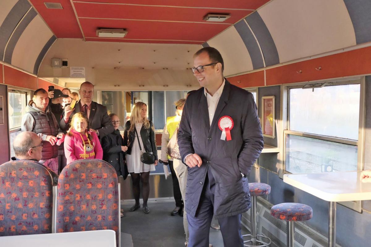 Prezydent elekt Wojciech Bakun ogląda wnętrze przyszłej kawiarenki „Pod semaforem”.<br/>fot.Jacek Szwic