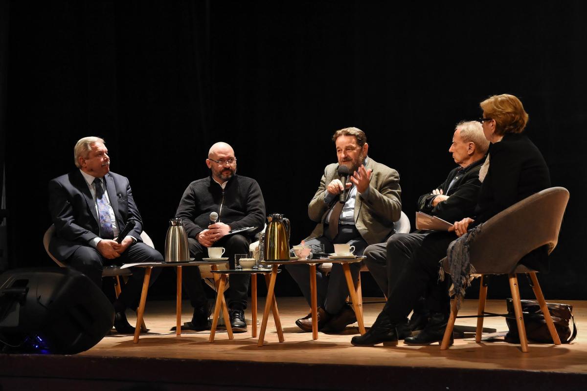 Uczestnicy debaty (od lewej): prof. Myrosław Marynowicz, tłumaczący jego słowa Michał Pulkowski, Konstanty Gebert, prof. Andrzej Mencwel oraz Izabella Chruślińska.<br/>fot.Paweł Bugira