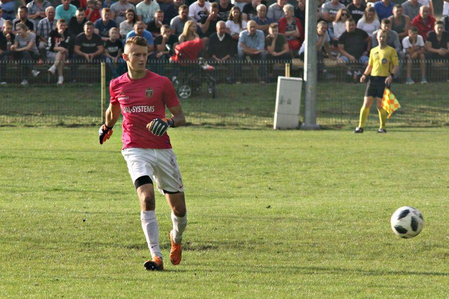 Rafał Strączek obronił rzut karny, ale nie uchronił swojego zespołu przed porażką.<br/>fot.Kamil Krukiewicz