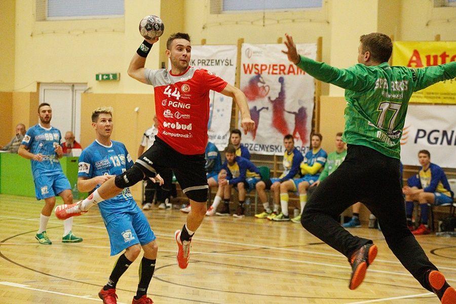 Tomasz Kulka (rzuca) rozegrał w Końskich rewelacyjne zawody.<br/>fot.Kamil Krukiewicz