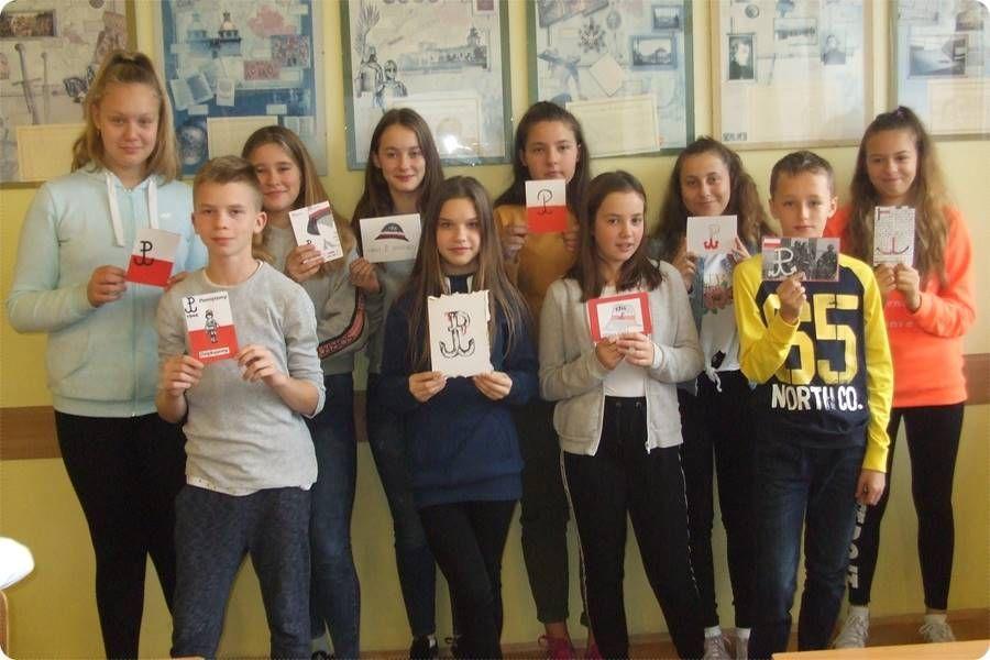 Na lekcjach historii uczniowie z klas szóstej, siódmej i ósmej na bezpłatnych pocztówkach oraz wykonanych przez siebie kartkach pisali do powstańców wzruszające życzenia i podziękowania za odwagę, heroizm i poświęcenie w walce o wolną i suwerenną Polskę.<br/>fot.ze zbiorów własnych