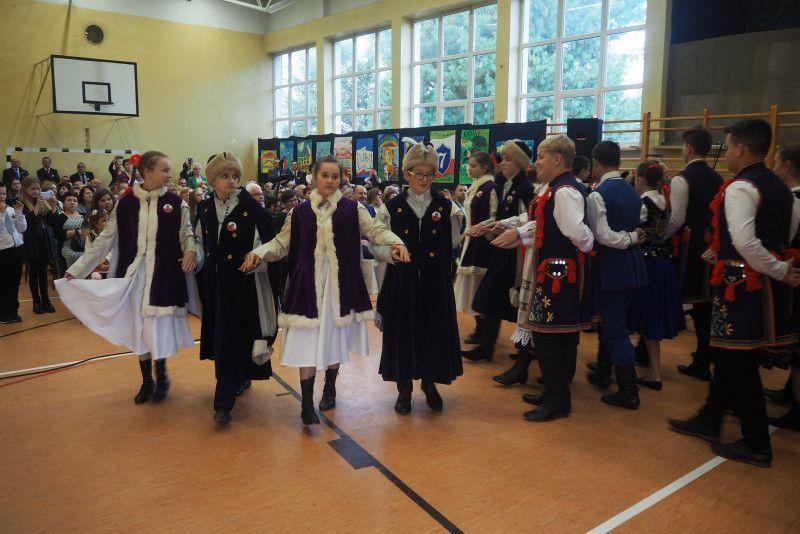 W ramach uroczystości uczniowie szkoły zaprezentowali program artystyczny.<br/>fot.ze zbiorów SP 7 Jarosław