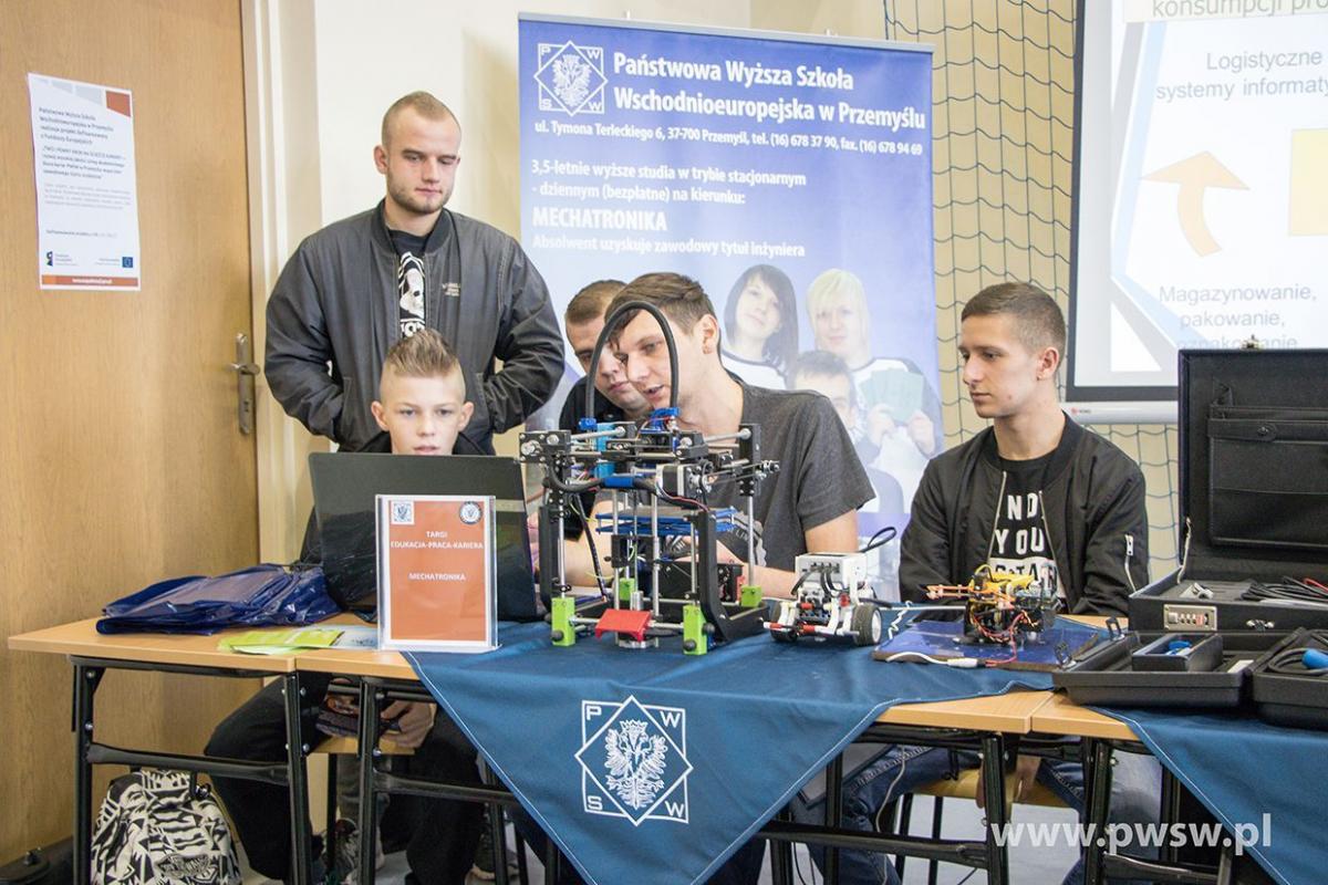 Z ofertą zapoznało się w ciągu całej imprezy ponad 500 uczniów szkół podstawowych, gimnazjów oraz szkół ponadgimnazjalnych z Przemyśla i powiatu przemyskiego.<br/>fot.www.pwsw.pl