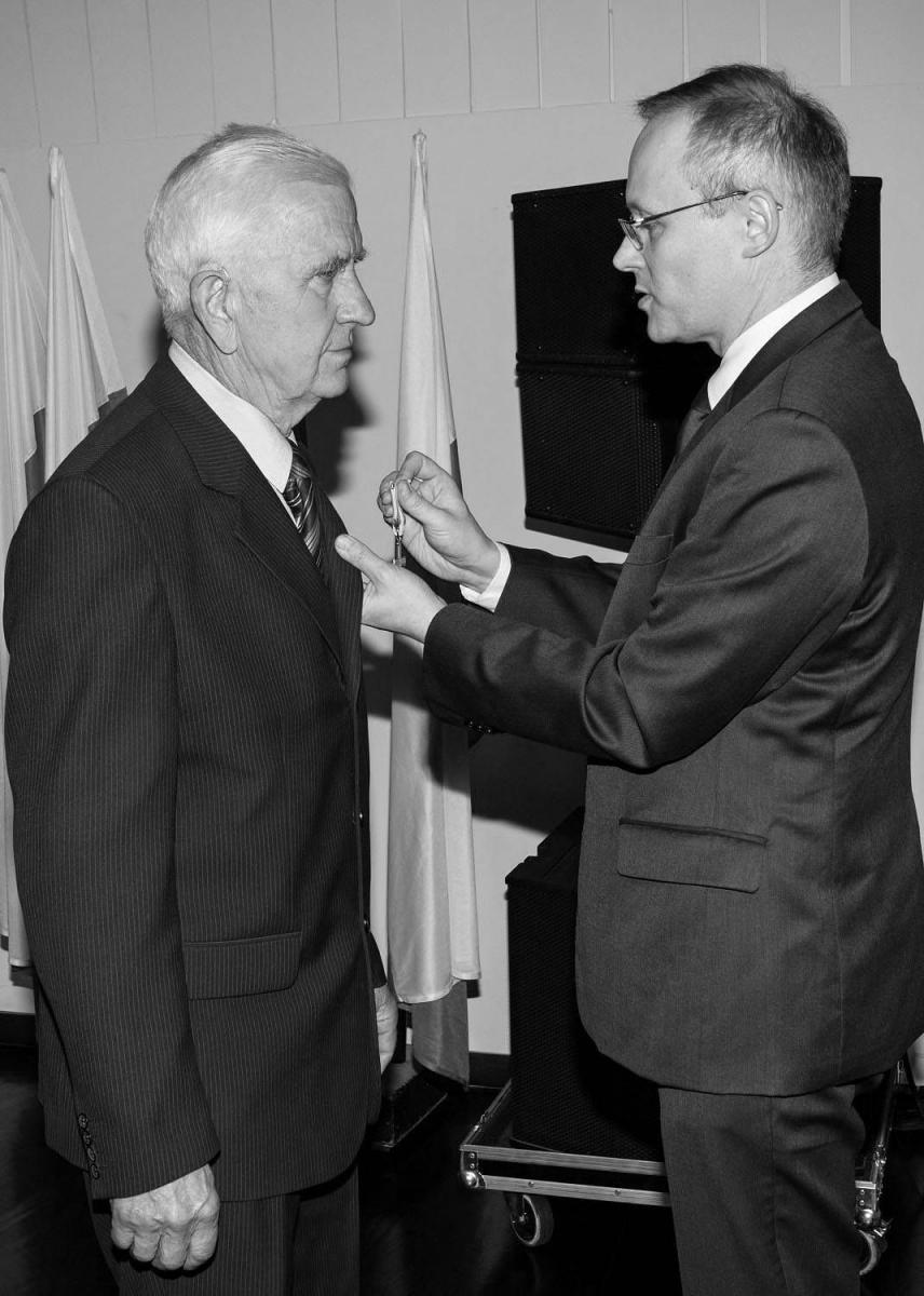 Krzysztof Brożbar (z lewej) został odznaczony przez prezesa Instytutu Pamięci Narodowej dra Łukasza Kamińskiego „Krzyżem Wolności i Solidarności”.<br/>fot.Igor Witowicz