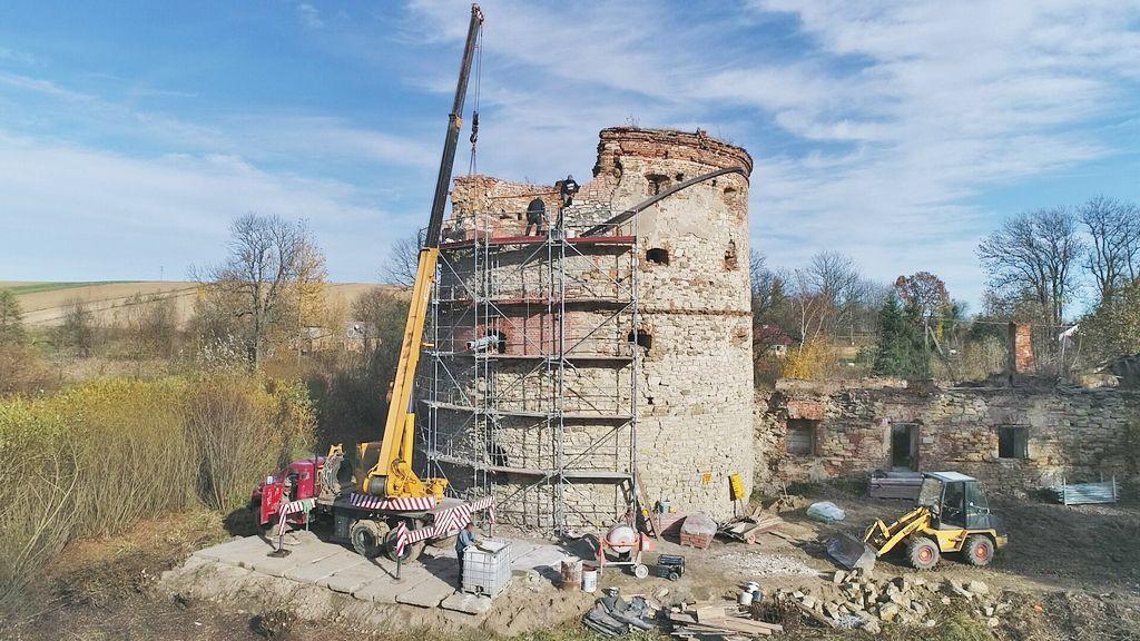 Przy pozostałościach pruchnickiego zespołu zamkowego pracuje ciężki sprzęt. <br/>fot.UMiG Pruchnik