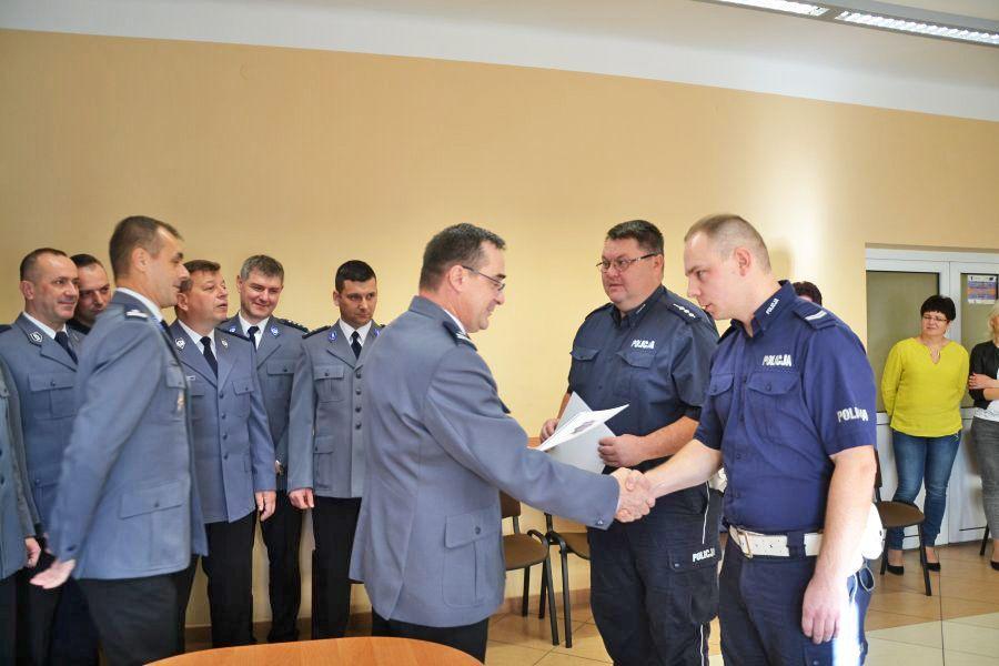 Podinspektor Robert Sobolewski podziękował swoim podwładnym: st. asp. Ireneuszowi Kucabowi i st. sierż. Kamilowi Bieńkowskiemu.<br/>fot.KPP Przeworsk