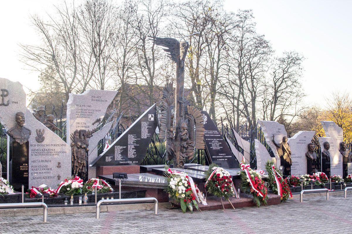 32-metrowy monument zaprojektował i rzeźby wykonał artysta rzeźbiarz Dariusz Jasiewicz.<br/>fot.Bartłomiej Pacek