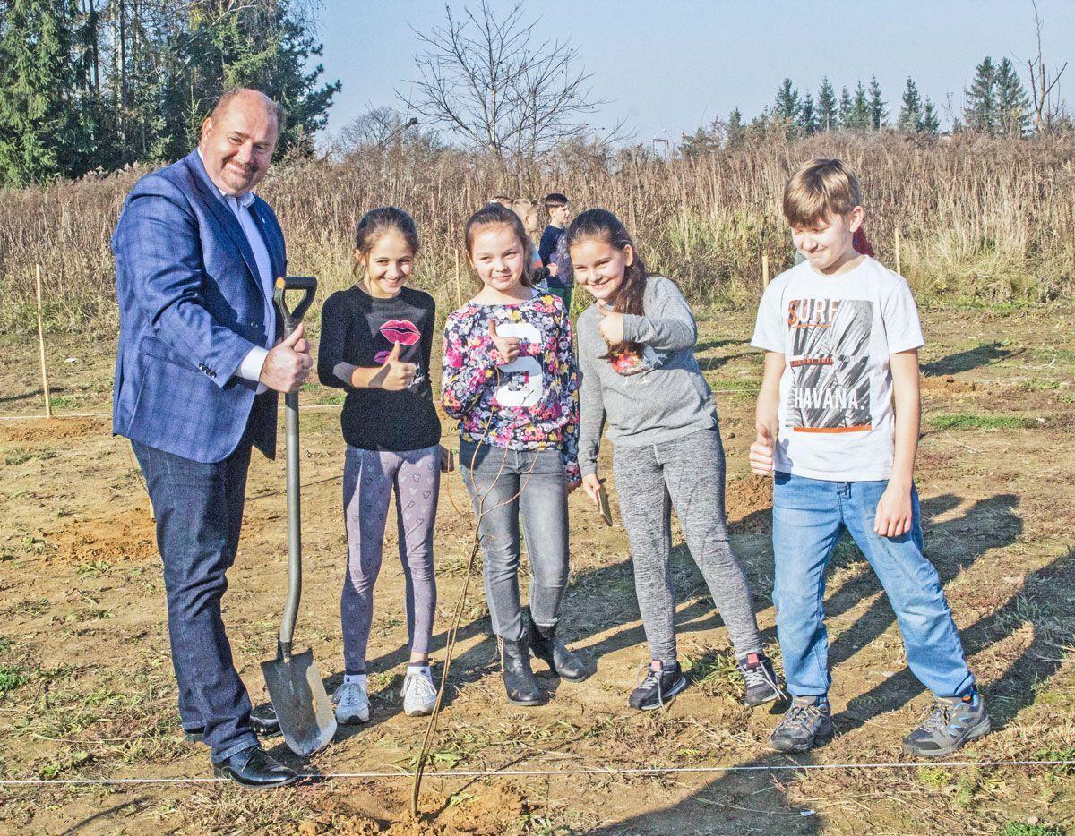 W. Paluch udowodnił, że i łopata mu niestraszna.<br/>fot.Bartłomiej Pacek