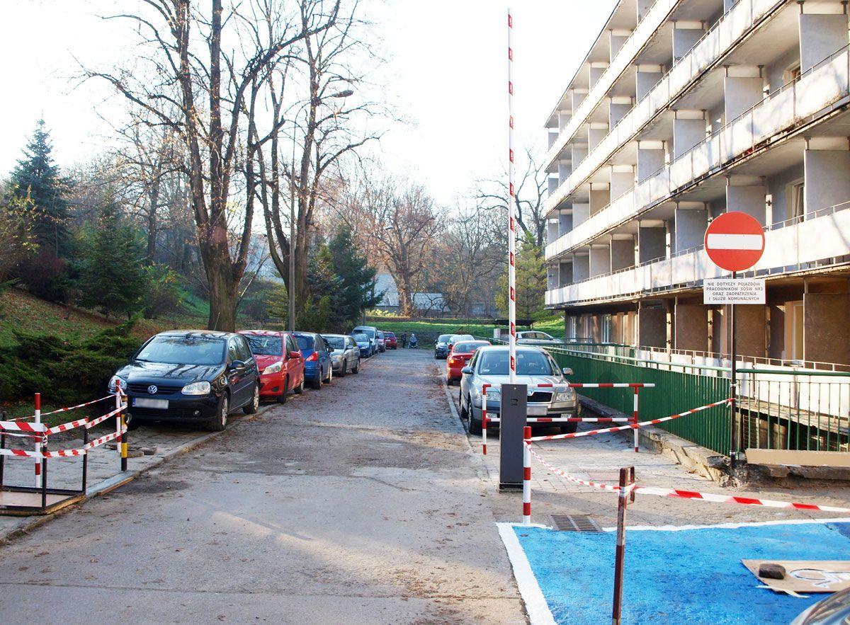 Dyrektor Specjalnego Ośrodka Szkolno-Wychowawczego nr 3 Barbara Jabłońska zdecydowała podzielić istniejący parking na pół. Przed i za szlabanem. Przed – poza dwoma miejscami wymalowanymi na niebiesko dla osób niepełnosprawnych – może parkować każdy, za tylko osoby mające zezwolenie.<br/>fot.Mariusz 