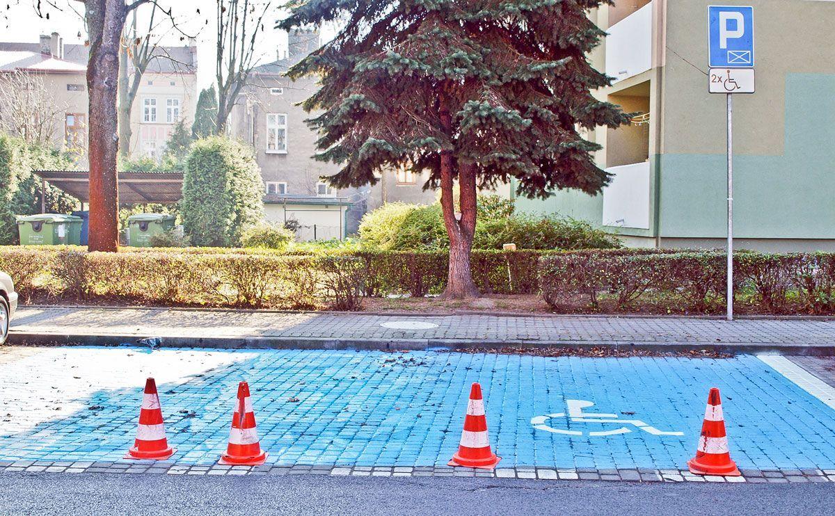 Od początku tego roku obowiązują nowe przepisy, według których jedno miejsce parkingowe dla osoby niepełnosprawnej ma mieć 3,60 metra szerokości. Dwa miejsca parkingowe muszą więc liczyć razem 7,20 metra.<br/>fot.Mariusz Godos