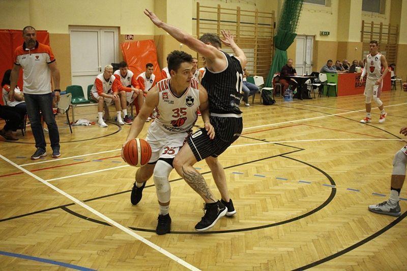 Jakub Kucharski (z piłką) zdobył w Kielcach 8 punktów.<br/>fot.Kamil Krukiewicz