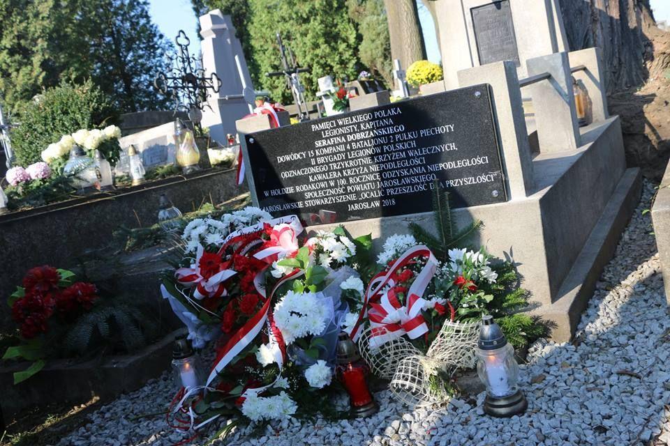 Tablicę poświęconą pamięci kpt. Serafina Dobrzańskiego odsłonięto na Starym Cmentarzu w Jarosławiu.<br/>fot.Starostwo Powiatowe w Jarosławiu