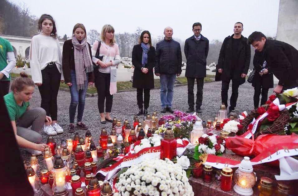 Znicze zostały zapalone m.in. na cmentarzach w: Mościskach, Zadwórzu, Malechowie i cmentarzu Orląt Lwowskich. <br/>fot.ze zbiorów własnych