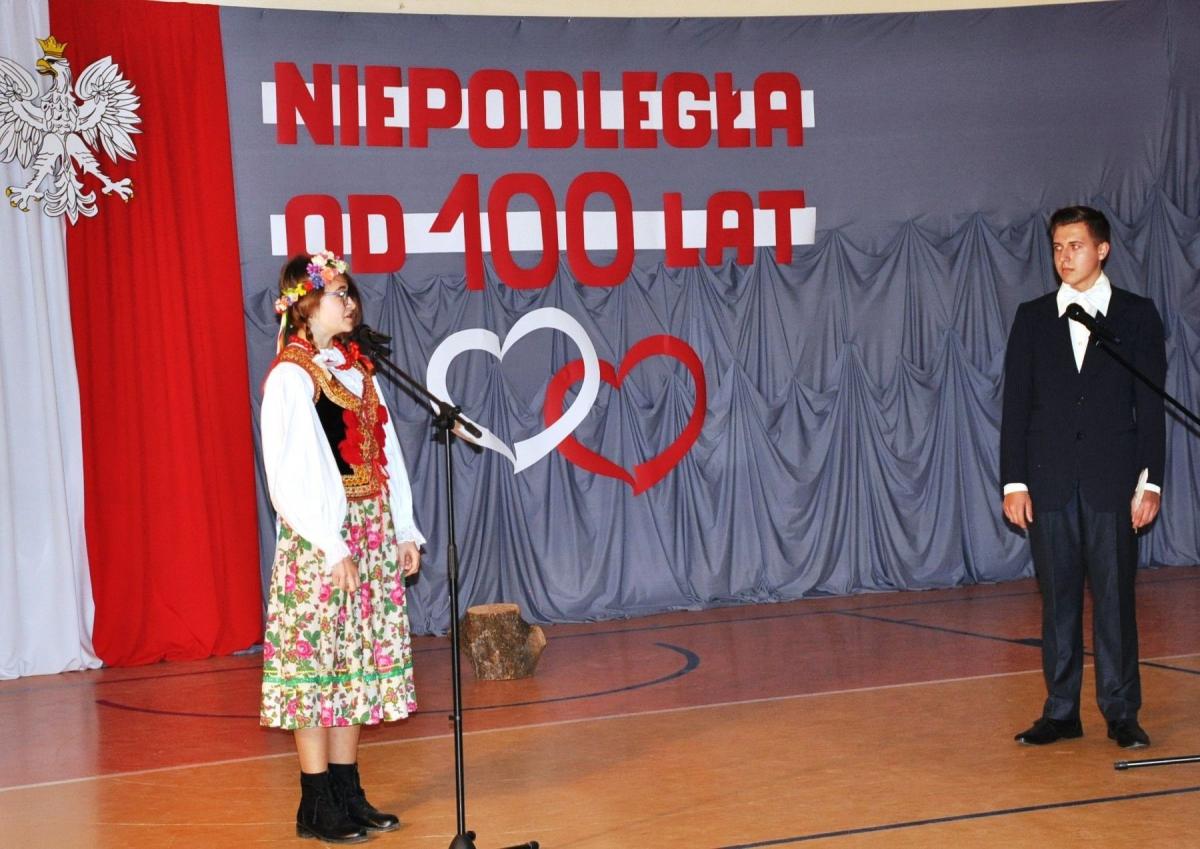 Program składał się ze scenek z Wesela Stanisława Wyspiańskiego, wierszy znanych polskich poetów, wzbogacony o światło, dźwięk i prezentacje multimedialne.<br/>fot.ze zbiorów własnych