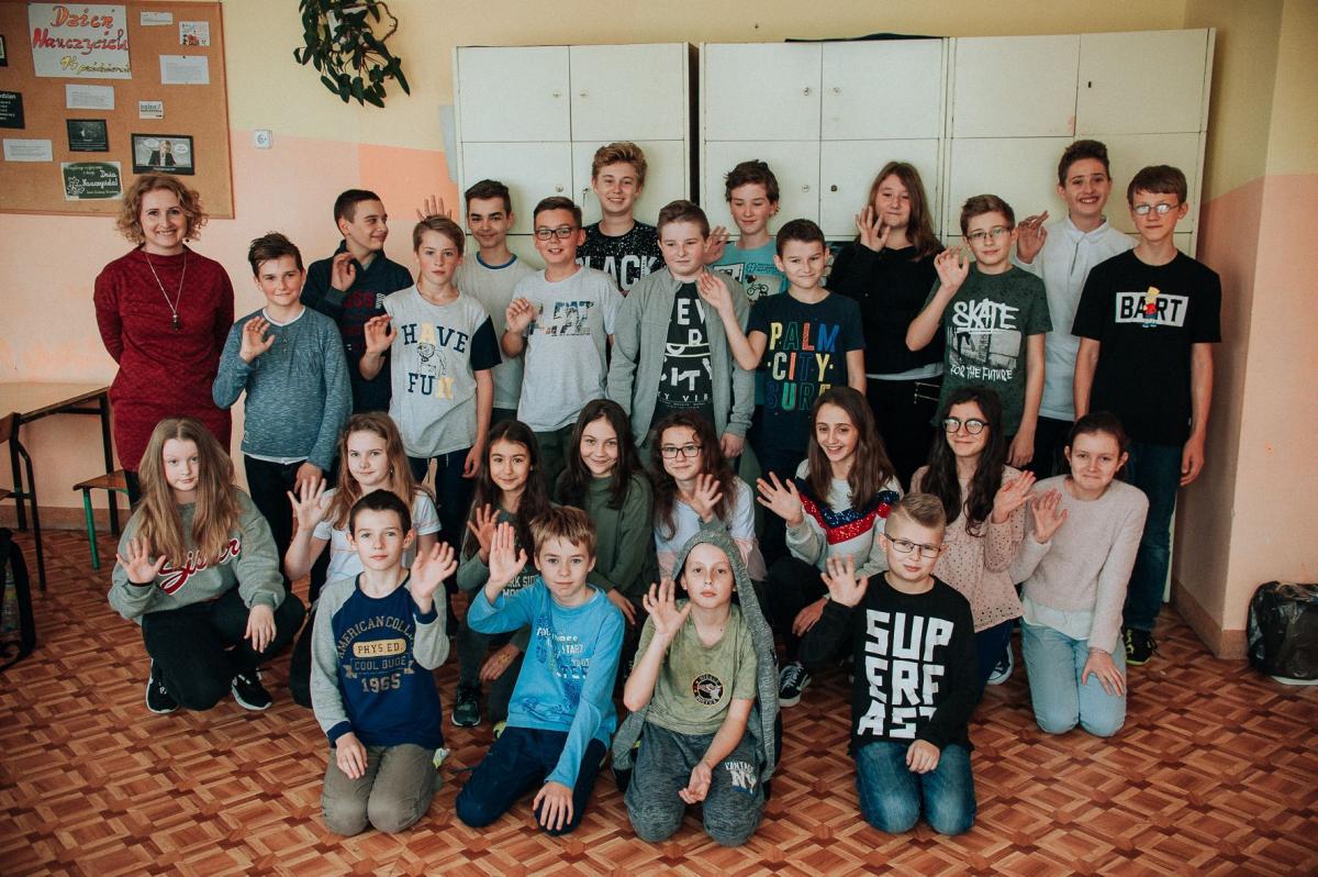 Nakrętki zbierała cała klasa 6a z SP nr 6.<br/>fot.Marcin Łabuda