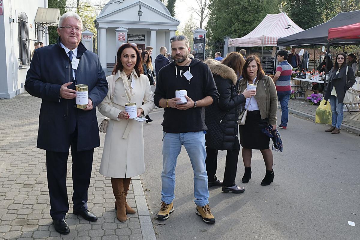 Jak zwykle wśród kwestujących był Tomasz Kulesza, inicjator kwesty (pierwszy z lewej).<br/>fot.Jacek Szwic