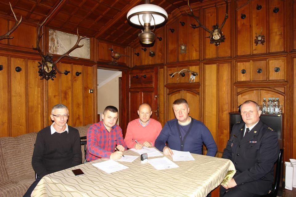 Podpisanie dokumentów przez delegację polską i ukraińską. <br/>fot.arch. Muzeum w Przeworsku