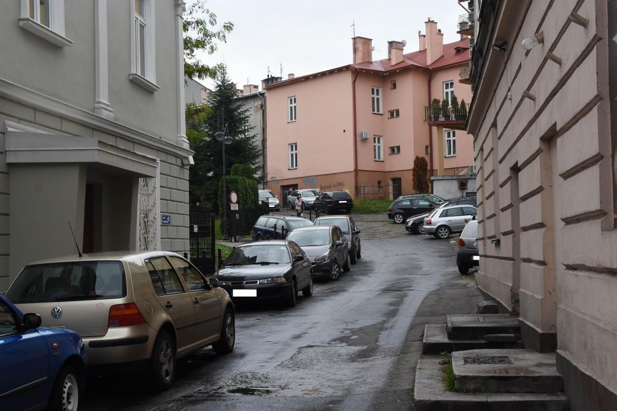 Trzej mężczyźni bili się w tym przesmyku łączącym ul. Mickiewicza z Dworskiego.