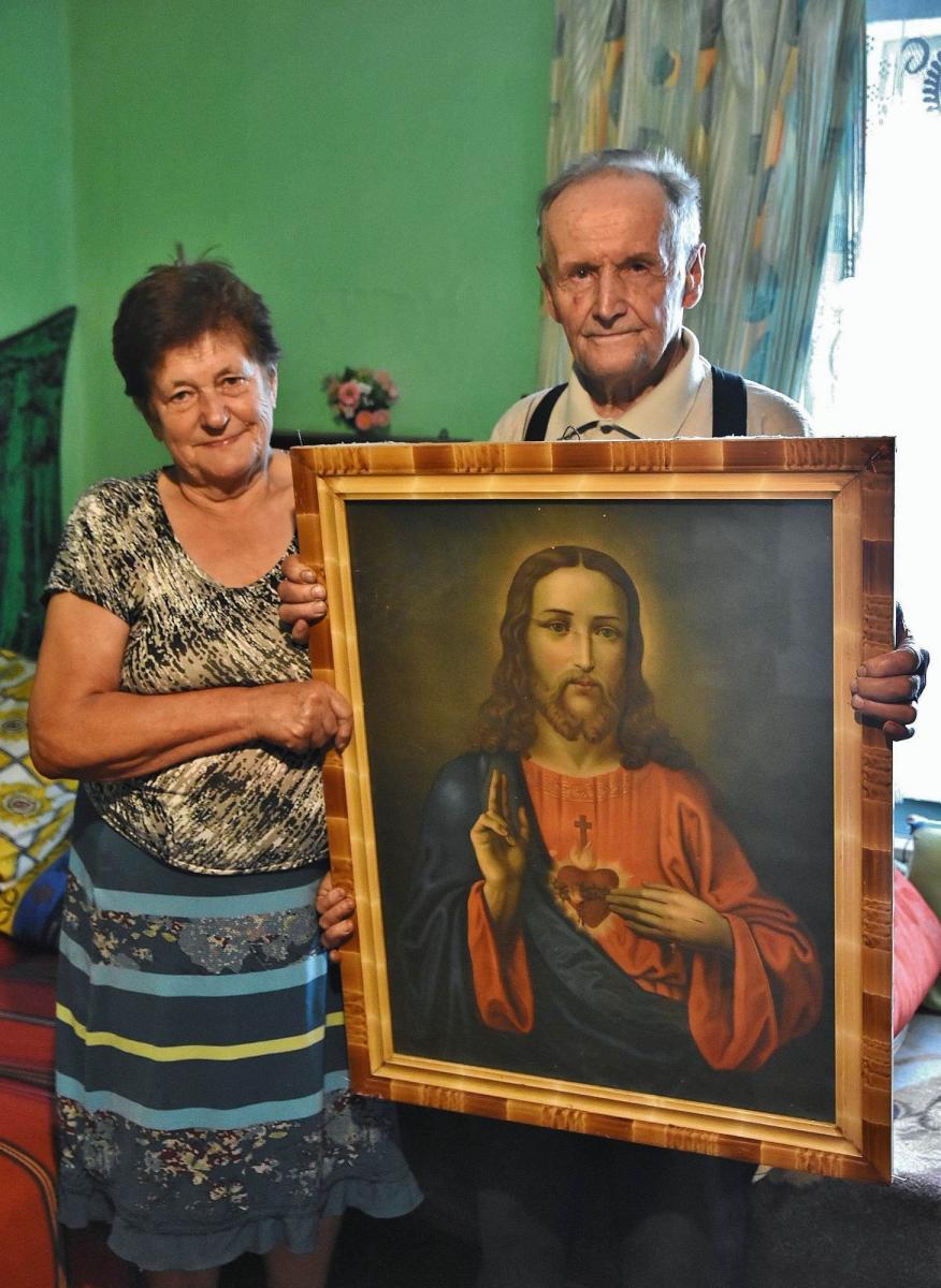 Julian Król i jego żona Cecylia z obrazem, który matka pana Juliana uratowała w ostatniej chwili z pożaru. Towarzyszył on później rodzinie przez całą wojenną tułaczkę i zajmuje ważne miejsce w domu do dziś.<br/>fot.Paweł Bugira