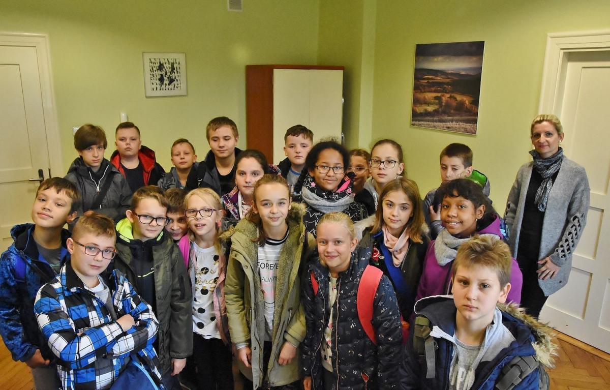 Uczniowie V d wraz z wychowawczynią Magdaleną Koszykowską w naszej redakcji. 