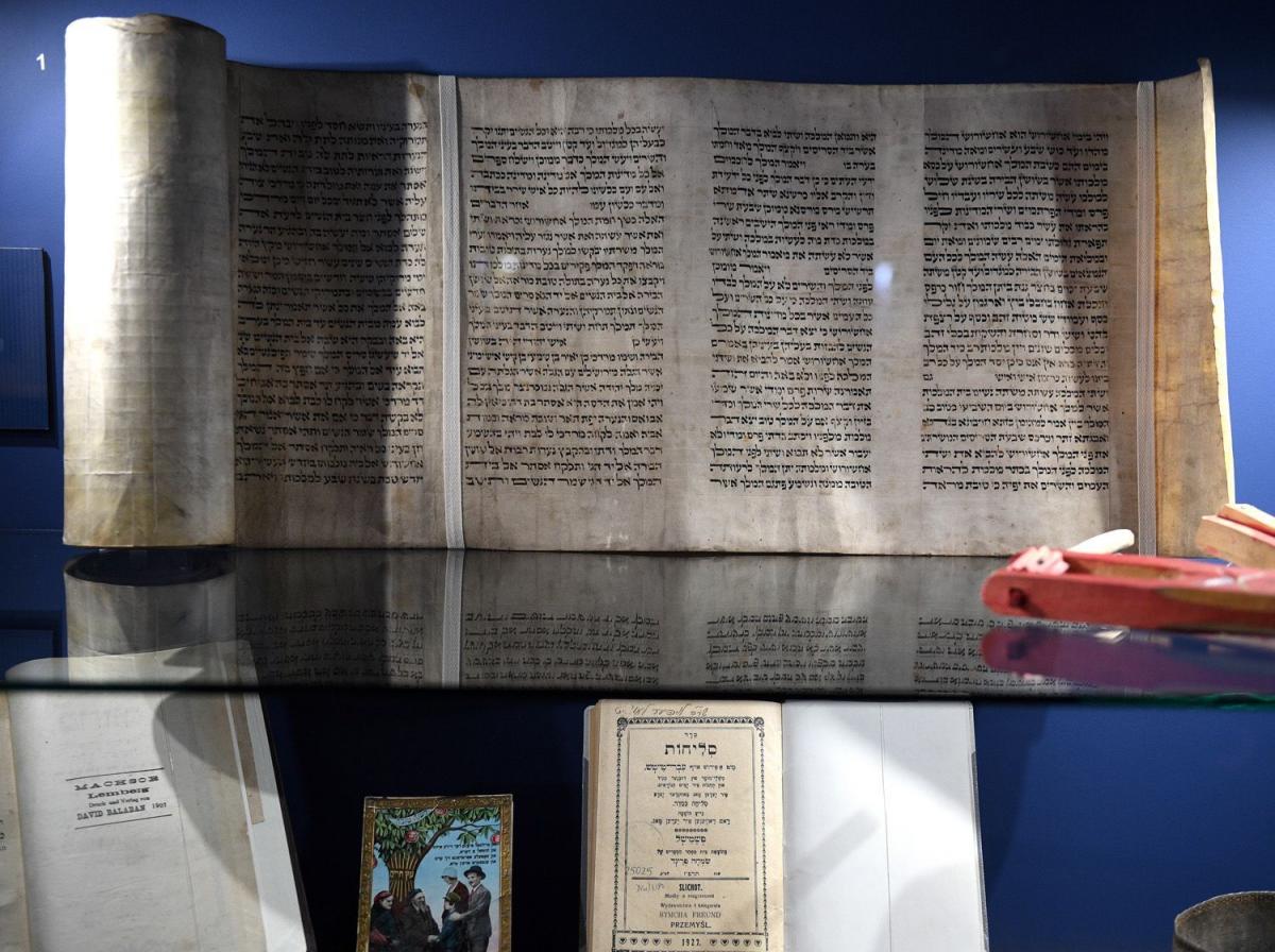 Znaczną część ekspozycji stanowią przedmioty związane z kultem synagogalnym, jak i domowym<br/>fot.zbiory własne