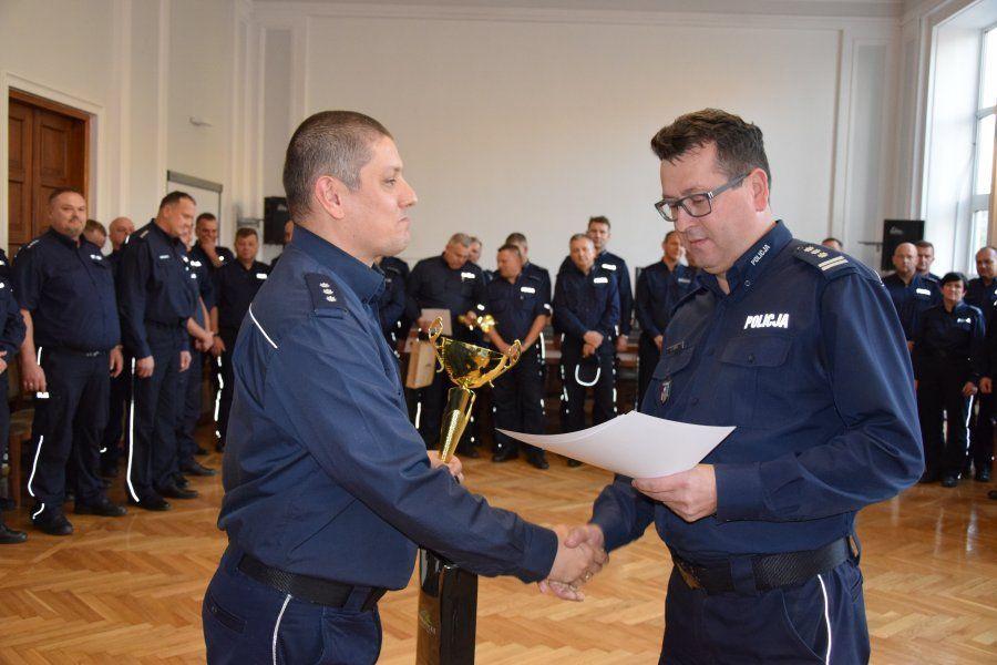 Nagrody najlepszym dyżurnym garnizonu podkarpackiego, m.in. kom. Krzysztofowi Farionowi (z lewej) wręczył inspektor Zbigniew Sowa, pierwszy zastępca komendanta wojewódzkiego policji w Rzeszowie.<br/>fot.KWP Rzeszów